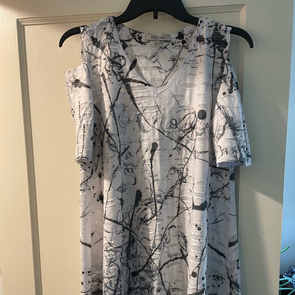Jess & Jane cold  shoulder tunic top size small